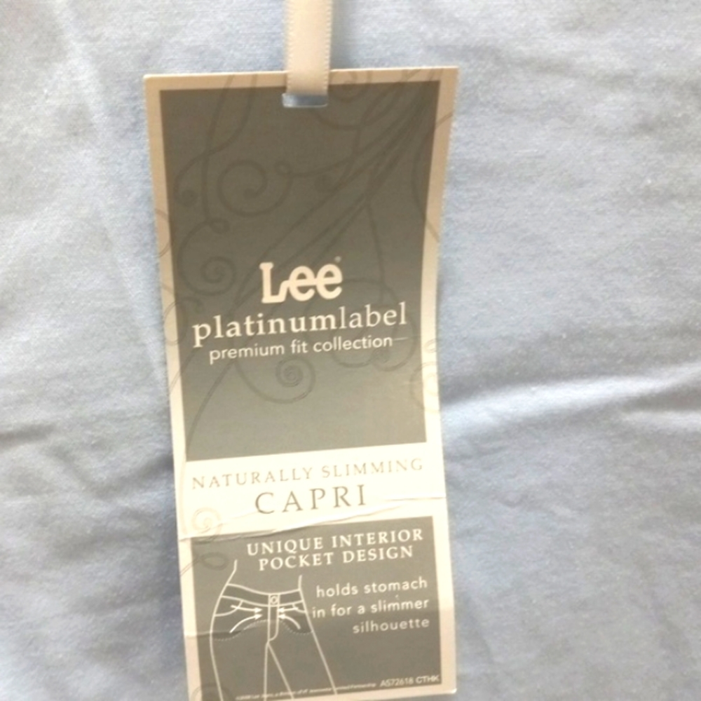 Lee Naturally Slimming Light Blue Capris Size 8 - Picture 3 of 7